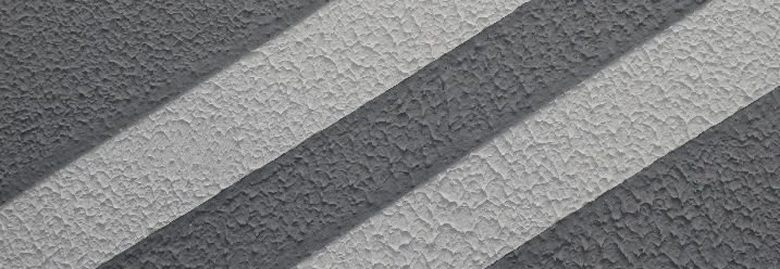 verschiedene Grautöne auf Wand mit Strukturfarbe